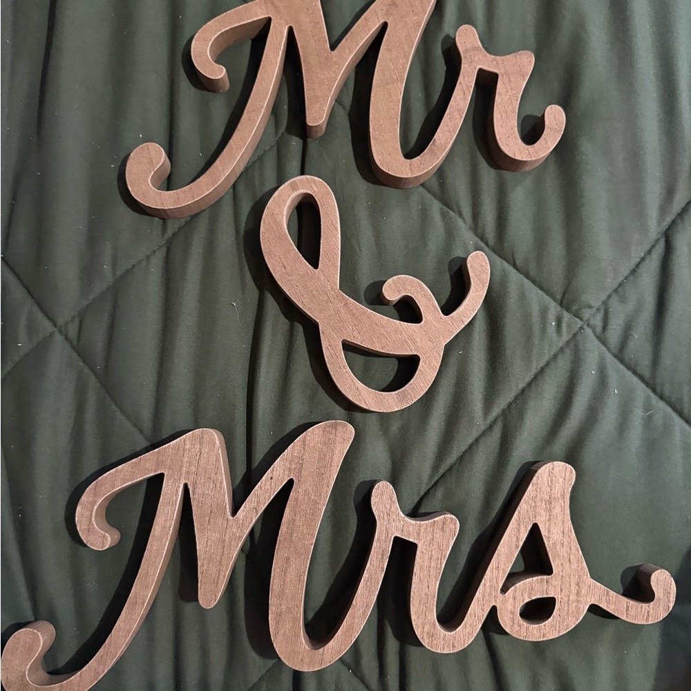 Wooden 'Mr & Mrs' Sign